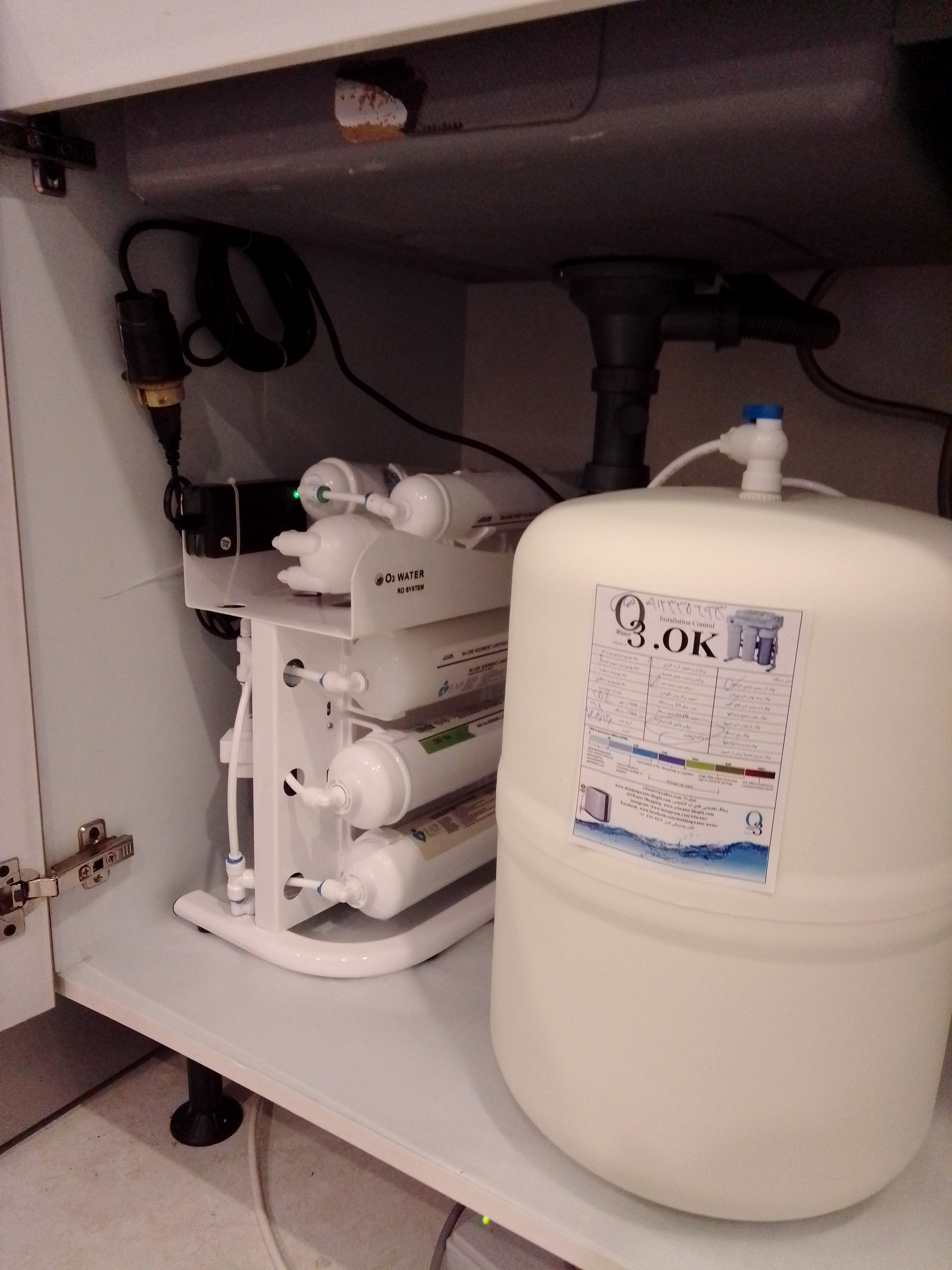 چرا در بیشتر برندهای دستگاه تصفیه آب برای قطعات و لوازم آن از رنگ سفید استفاده می شود ؟